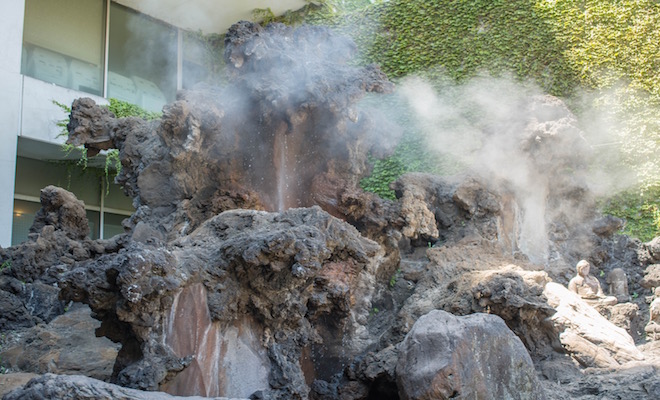 熱海温泉の源泉として知られる大湯。